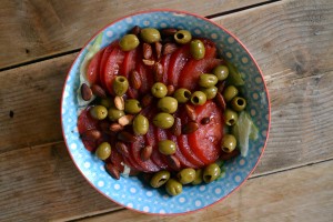 griekse salade met olijven en amandelen