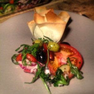 Griekse salade met spinazie feta pakketje