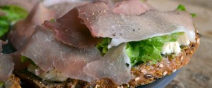 Speltbrood met rauwe ham en mozzerella