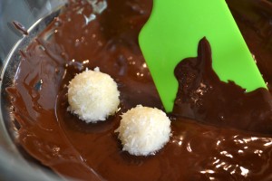 kokosballetjes in rauwe cacao