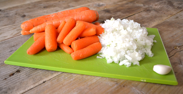 wortel en ui voor de wortelsoep